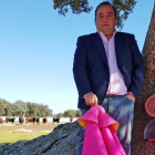 Álvaro Corral con sus intrumentos taurinos en la dehesa salmantina. Se muestra ilusionado con la puesta en marcha de su explotación.-E.M.