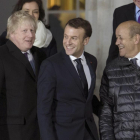 El ministro de Asuntos Exteriores, Boris Johnson, al lado del primer ministro francés, Emmanuel Macron durante la cumbre sobre seguridad, inmigración y cooperación en defensa que ha tenido lugar este jueves en la Real Academia Militar de Sandhurst.  / AP-/ AP