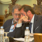 Manuel Saravia y Óscar Puente, en un momento del Pleno celebrado ayer.-MIGUEL ÁNGEL SANTOS