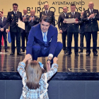 Juan Carlos Suárez–Quiñones aupa a la hija de uno de los condecorados después de que presumiese en voz alta de su «papá».-MARIO TEJEDOR