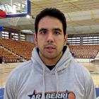 Ortega con la sudadera del Araberri.-E.M