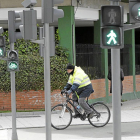 Imagen de archivo de un ciclista por un carril bici de Valladolid.-J. M. Lostau