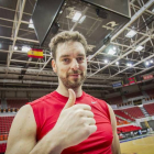 Pau Gasol hace el signo de la victoria tras finalizar el entrenamiento de ayer por la mañana en el Príncipe Felipe-CHUS MARCHADOR