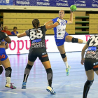 O´Mullony se levanta con potencia para intentar el lanzamiento frente a Paula García y Jabby.-PHOTO-DEPORTE