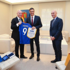 Infantino, presidente de la FIFA, le entrega una camiseta a Pedro Sánchez, junto a Luis Rubiales-FERNANDO CALVO (EFE)