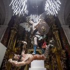 ‘San Miguel Arcángel’, de Luis Salvador Carmona, es una de las «obras centrales» de la muestra. Por eso se ubica ante el retablo de la iglesia de San Pedro.-FOTOS: SANTI OTERO