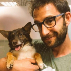 El actor Dani Rovira utiliza Twitter e Instagram para promocionar y defender la adopción de perros.-INSTAGRAM