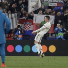 El gesto de Cristiano Ronaldo tras acabar el partido en el que eliminó al Atlético con tres goles.-AP / LUCA BRUNO