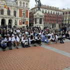 Estudiantes de las oposiciones protestan en la plaza Mayor.-EM