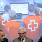 El presidente de Cruz Roja Castilla y León, José Varela, presenta su memoria de actividad en 2015 junto al secretario autonómico, CArlos SAntos (I) y la coordinadora autonómica, Eva María Fernández.-ICAL
