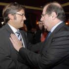 El presidente de la Junta de Castilla y León, Juan Vicente Herrera (d), saluda a Emilio Orejas (i), candidato del PP para ser elegido mañana presidente de la Diputación de León-Efe