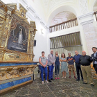 Jesús Julio Carnero junto a la alcaldesa y el delegado diocesano de Patrimonio ayer, en Castrillo de Duero.-EL MUNDO