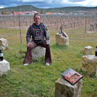 Epifanio García posa en su ‘Stonehenge’ particular frente al viñedo y rodeado de los vinos, destilados y productos de la bodega.-