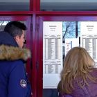 Dos opositores consultan el listado del examen expuesto en la Universidad de Valladolid.-ICAL