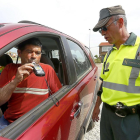 La Guardia Civil realiza operativos de alcoholemia y drogas a conductores.-ICAL