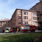 Exterior de las viviendas en las que apareció la mujer fallecida.-E.M.