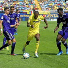 Barba, Alcaraz y Salisu intentan cortar la internada de Ekambi en el partido disputado ayer.-JUAN MARTÍ