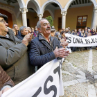 Vecinos de Villalón y otros 13 pueblos a cargo del párroco Francisco Casas corean ayer proclamas a favor del sacerdote, que cambiará de destino.-J.M. LOSTAU