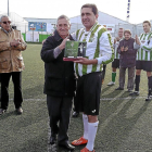El ‘Peque’ recibe una placa de homenaje de manos de Aguado.-El Mundo