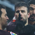 Piqué, entre Busquets y Suárez, pide silencio en Cornellà tras anotar el 1-1.-JORDI COTRINA