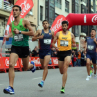 Álvaro Rodríguez (nº6) junto al ganador de la Milla de Avilés, Marc Alcalá (nº3).-TANO GONZÁLEZ