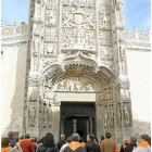 Fachada del Museo Nacional de Escultura con un grupo de ciudadanos observandola-Ical
