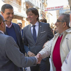 Sánchez saluda a un vecino de Soria en presencia de Martínez y Rey.-ICAL