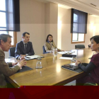 Un momento de la reunión ayer entre De Santiago-Juárez y Ramos.-EM