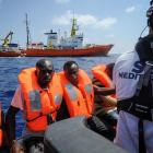 El Aquarius sigue en el Mediterráneo a la espera de un puerto. /-GUGLIELMO MANGIAPANE (GUGLIELMO MANGIAPANE)