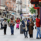 Personas caminando en la calle Mantería de Valladolid. - JUAN MIGUEL LOSTAU