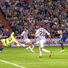 Ünal, en el centro, observa el balón tras su remate de cabeza que significó el 1-1 contra el Levante.-PABLO REQUEJO