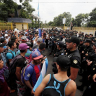 Migrantes de la segunda caravana se enfrentan con la Policia de Guatemala en Tecun Uman.-EL PERIÓDICO