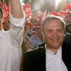 Pedro Sánchez y Antonio Miguel Carmona.-EFE / JUANJO MARTÍN
