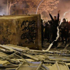 Manifestantes cortando una calle con barricadas en el centro de Barcelona-AFP