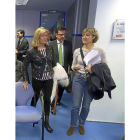 García Tejerina, a la derecha, acompañada de Pilar del Olmo y Román Escolano, a su llegada al foto del PP.-ICAL