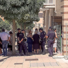Imagen de la Policia custodiando el barrio salmantino.-ICAL