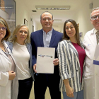 El gerente del Clínico, Francisco Javier Vadillo, y el presidente de Pyfano presentan el convenio de colaboración.-ICAL