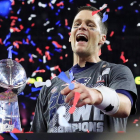 El mariscal de campo de los Patriots de Nueva Inglaterra, Tom Brady, celebra el Trofeo Vince Lombardi después de que los Patriots derrotaron a los Falcons en la prórroga del Super Bowl LI en el Estadio NRG en Houston, Texas,.-EFE