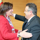 La consejera de Cultura y Turismo, María Josefa García Cirac, saluda al procurador socialista José Ignacio Martín Benito antes de comparecer ante la comisión de Economía y Hacienda para informar sobre el Proyecto de Ley de Presupuestos Generales-ICAL