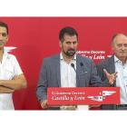 El líder del PSCyL, Luis Tudanca, interviene en la rueda de prensa junto a Vicente Andrés y Faustino Temprano.-ICAL