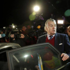 El extesorero del PP Luis Bárcenas, a punto de entrar en el coche a su salida de la cárcel madrileña de Soto del Real, este jueves.-Foto: JOSÉ LUIS ROCA