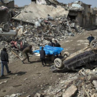 Unos civiles retiran cadáveres de entre las ruinas de Mosul.-AP / Felipe Dana