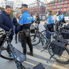 Puente charla con un agente durante la presentación de las bicis eléctricas de la Policía Municipal.-J.M. LOSTAU