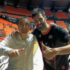Chechu Mulero y Fernando San Emeterio festejan y dedican el título ACB para Valladolid.-EL MUNDO