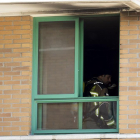 Un bombero sofoca el incendio de una vivienda en Parquesol-PABLO REQUEJO