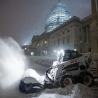 Equipos quitanieves trabajan en la zona del Capitolio, en Washington.-EFE / JIM LO SCALZO