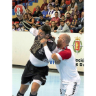 Chema Rodríguez, de 39 años,  durante su último partido en Huerta delRey, jugador con la selección de Castilla y León. A la derecha, el jugador celebra la Copa Asobal con sus compañeros del BMValladolid.-MIGUEL ÁNGELSANTOS / CARLOSESPESO