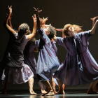 Las seis bailarinas de ‘La Phármaco’ durante la puesta en escena de ‘Miserere’.-GERARDO SANZ