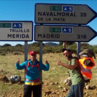 Los exmilitares Fernando Tello y David Rodríguez Thovar caminaron desde Badajoz hasta Madrid para denunciar la jubilación forzosa de los efectivos de tropa y marinería no permanentes a los 45 años.-Fotografía cedida por Fernando Tello