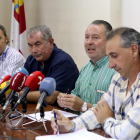 El presidente de Asaja Castilla y León, Donaciano Dujo (2D), junto a las organizaciones agrarias UCCL y la Alianza por la Unidad del Campo informan de la manifestación que tendrá lugar el miércoles en Valladolid.-ICAL